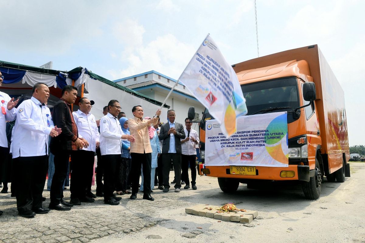 Penjabat (Pj) Gubernur Sumatera Utara (Sumut) Agus Fatoni saat memimpin pelepasan ekspor perdana kerupuk kulit ikan patin sebanyak 2.500 kilogram (kg) produksi UMKM ke Malaysia di Balai Karantina Ikan Pengendalian Mutu dan Keamanan Hasil Perikanan Medan I, Deliserdang, Sumut, Rabu (3/7/2024).

