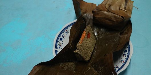 Kuliner botok kupang di Warung Lontong Kupang Bu Ning di bilangan Pasar Keraton, Pasuruan, Jawa Timur, Selasa (5/6/2018). Kupang merupakan salah satu hewan laut yang biasa diolah menjadi makanan khas Pasuruan seperti lontong kupang.