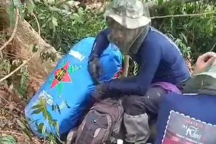 Ketiga pendaki saat mengirimkan video diserang tawon sebelum dinyatakan hilang saat pendakian di Gunung Balease, Sulawesi Selatan, Sabtu (23/11/2024).
