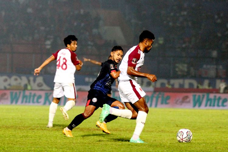 Pemain Arema FC Gian Zola menempel ketat pemain PSM Makassar saat pertandingan laga pertama babak penyisihan grup D Piala Presiden 2022 yang berakhir dengan skor 0-1 di Stadion Kanjuruhan Kepanjen Kabupaten Malang, Sabtu (11/6/2022) malam.
