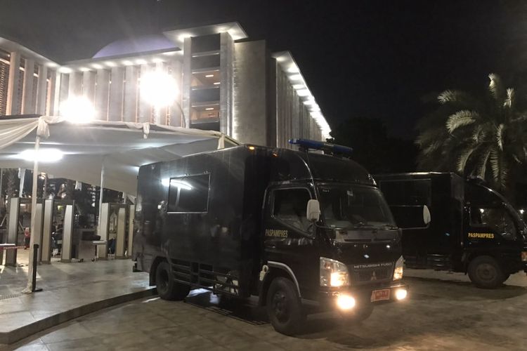 Dua mobil Pasukan Pengamanan Presiden (Paspampres) terparkir di depan pintu masuk Masjid Istiqlal, Jakarta, Minggu (1/5/2022)