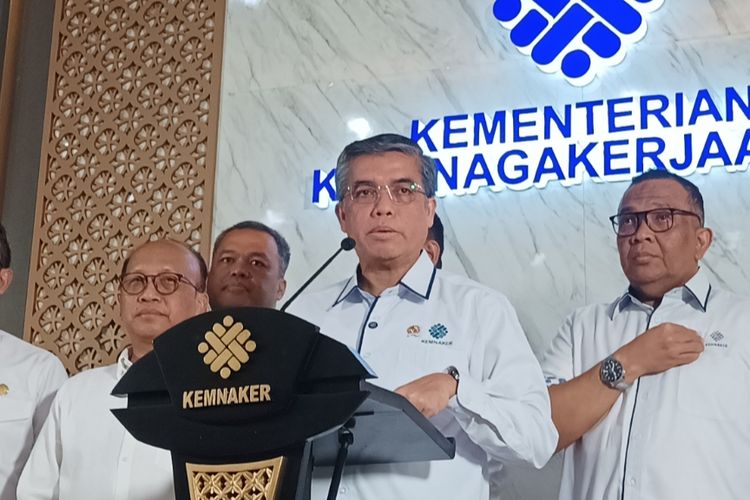 Menaker Yassierli dalam konferensi pers soal magang fresh graduate di Kantor Kemenaker, Jakarta, Senin (13/10/2025).