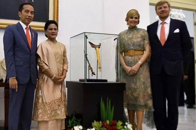 Presiden Joko Widodo dan ibu negara Indonesia Iriana berdiri bersama Raja dan Ratu Belanda di samping keris milik Pangeran Diponegoro yang dikembalikan ke Indonesia.