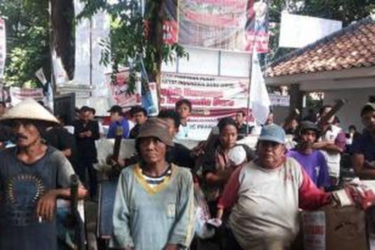 Ratusan pemulung yang tergabung dalam Ikatan Pemulung Indonesia (IPI) mendeklarasikan dukungannya ke Prabowo-Hatta di rumah Polonia, Jakarta Timur, Senin (2/6/2014). 