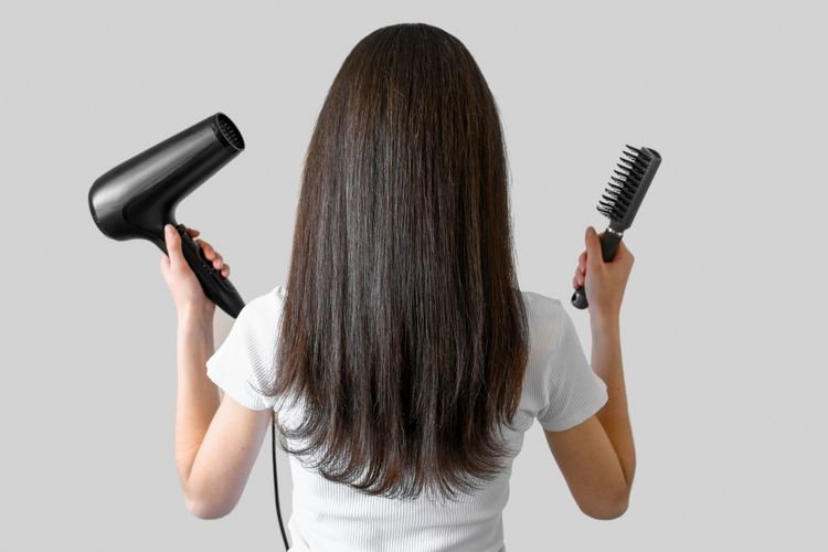 Ilustrasi hair dryer, menata rambut dengan hair dryer. 