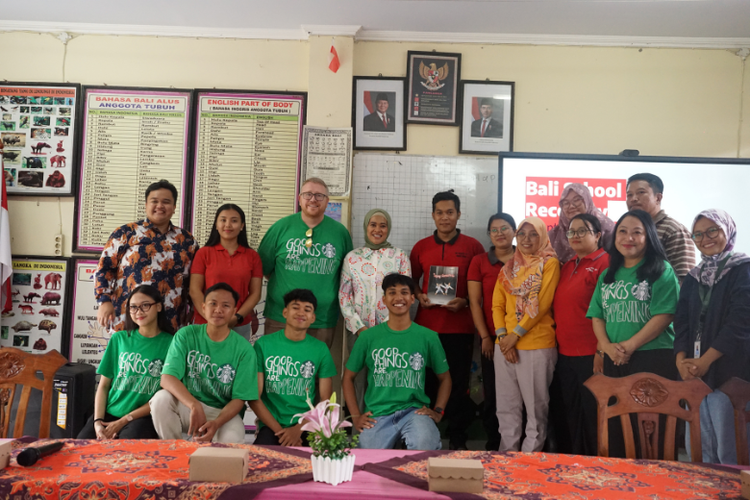 Starbucks mengirimkan bantuan dan donasi untuk sekolah terdampak banjir Bali pada September 2025. 