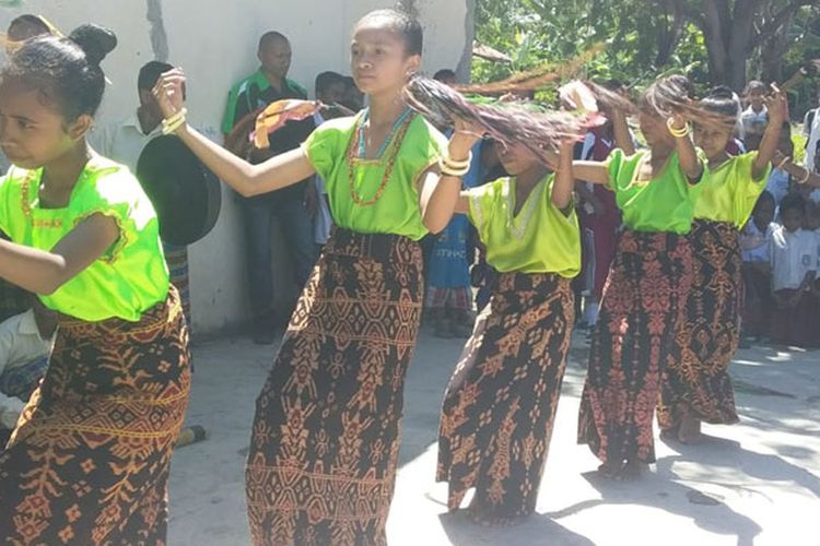 Tari-tarian dan permainan tradisional yang ditampilkan saat festival seni dan budaya di halaman SDI Habibola, Kecamatan Doreng, Kabupaten Sikka, Nusa Tenggara Timur, Selasa (13/8/2019).