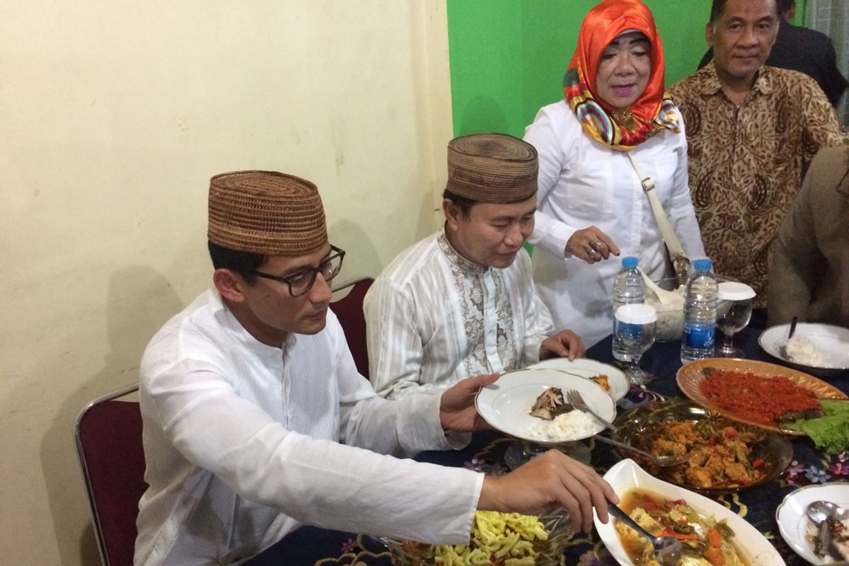 Cawagub DKI Jakarta Sandiaga Uno saat nostalgia makanan khas Gorontalo, Jakarta Utara, Jumat (14/4/2017).