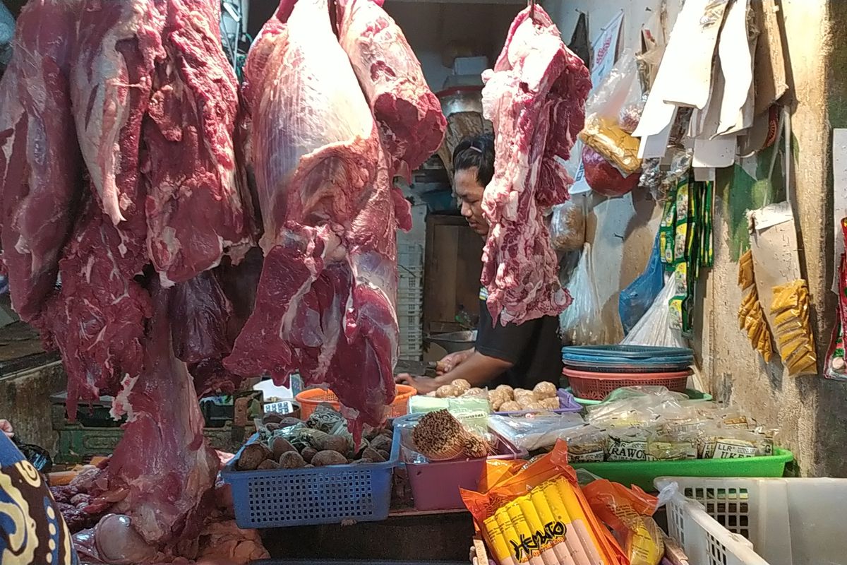 Pedagang daging sapi di Pasar Karangayu Semarang 