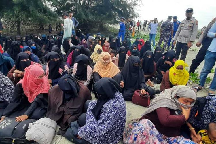 Sebanyak 184 imigran rohingya bersiap untuk dievakuasi ke lokasi penampungan sementara di UPTD Rumoh Seujahtera Beujroh Meukarya Ladong, Tuna Sosial Dinas Sosial Aceh. mereka terdapar di pantai Kuala Gigieng Aceh Besar, Minggu (8/1/2023).