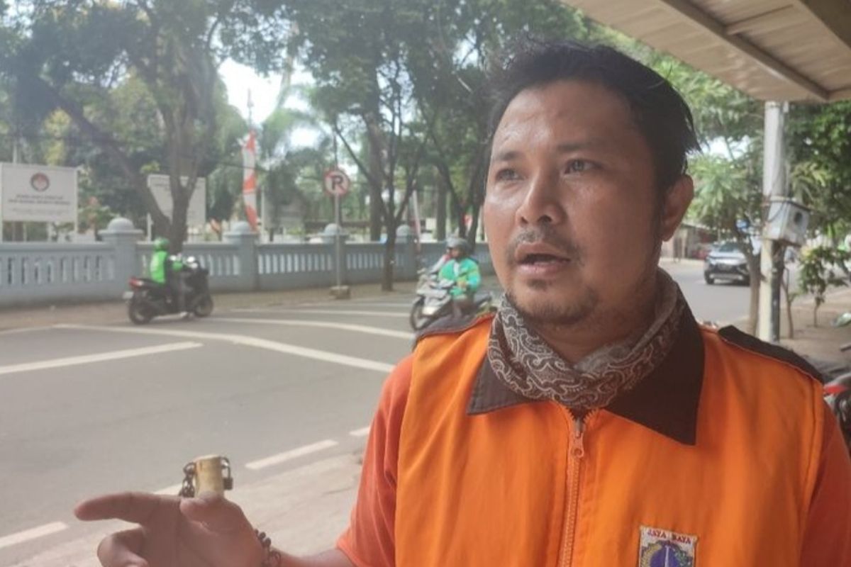 Rezky Maulida (39), seorang petugas PPSU Kelurahan Ragunan saat ditemui di kawasan Ampera Raya, Ragunan, Jakarta Selatan, Selasa (29/11/2022) siang.