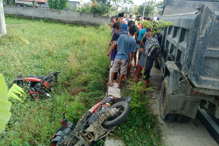 Suasana TKP Lakalantas Truk dan 3 Sepeda Motor di Lombok Tengah, Satu Orang Tewas, Dua Orang Dibawa ke Rumah Sakit 