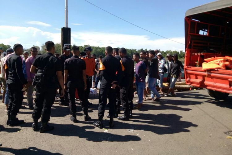 Sejumlah tim Searc and Rescue (SAR) di Kabupaten Bone, Sulawesi Selatan bersiap melakukan pencarian terhadap seorang nelayan yang hilang saat melaut. Kamis, (4/5/2017).