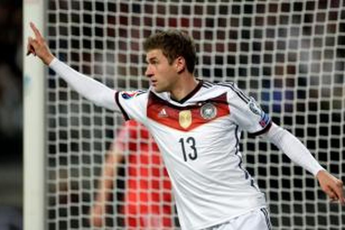Selebrasi Penyerang Tim Nasional Jerman, Thomas Mueller, usai mencetak gol ke gawang Gibraltar pada pertandingan lanjutan kualifikasi Piala Eropa 2016, di Stadion Grundig, Jumat atau Sabtu (15/11/2014) dini hari WIB.
