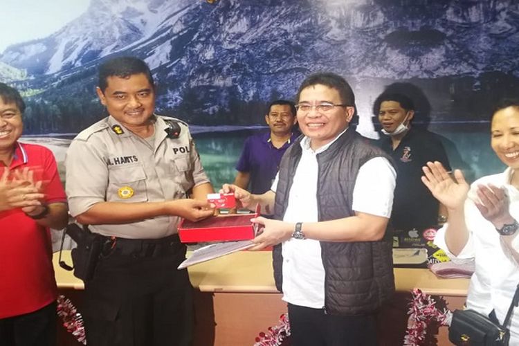 Direktur Utama Telkom Alex J. Sinaga (kedua dari kanan) secara simbolis memberikan bantuan TelkomGroup 1000 simcard simPati kepada Kabid TI Polda Sulteng AKBP M. Haritsuddin (kedua dari kiri) yang disaksikan oleh Menteri BUMN RI Rini M Soemarno (paling kanan) dan Direktur Network Telkomsel Bob Apriawan (paling kiri) di Integrated Operation Center (IOC) Kantor Wilayah Telkom Palu, Sulawesi Tengah, (3/10). Bantuan simcard simPati dari TelkomGroup ditujukan untuk membantu Polda dan relawan dalam berkomunikasi di wilayah terdampak gempa di Sulawesi Tengah.