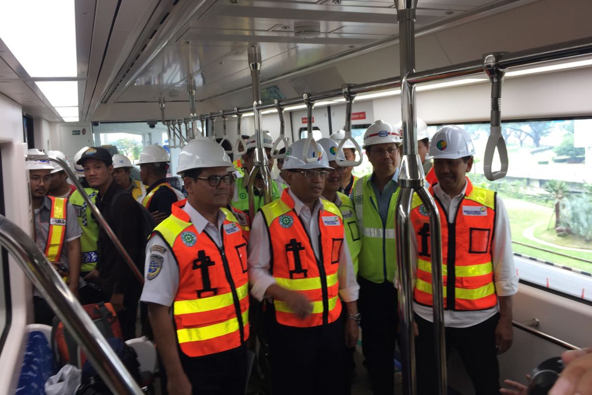 Menteri Perhubungan Budi Karya Sumadi bersama Direktur Utama PT Angkasa Pura II Muhammad Awaluddin meninjau kereta tanpa awak atau skytrain di Terminal 3 Bandara Soekarno-Hatta, Tangerang, Selasa (15/8/2017).