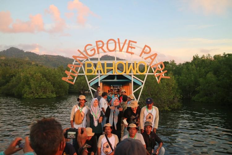 Indahnya barisan mangrove di ekowisata Mangrove Park Bahowo di Manado, Sulawesi Utara yang dikelola oleh Kelompok Mangrove Tongkena, Manado, Sulawesi Utara, Rabu (29/8/2018). 