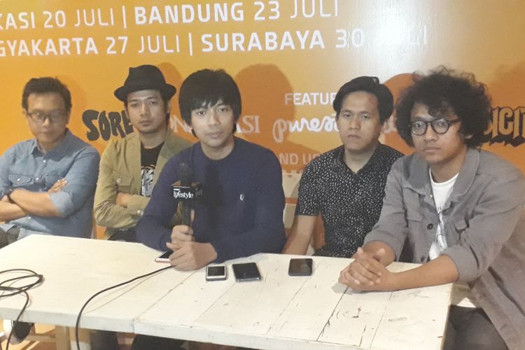 DMASIV mengadakan jumpa pers mengenai Orange Tour 2017 di Aruba Carribean Restaurant and Bar, Pasaraya Blok M, Jakarta Selatan, pada Senin (10/7/2017).