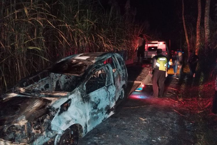 Petugas kepolisian saat melakukan evakuasi mobil terbakar di kawasan Desa Gunung, Kecamatan Jabung, Kabupaten Malang, Senin (1/4/2023) sekitar pukul 23.30 WIB. 