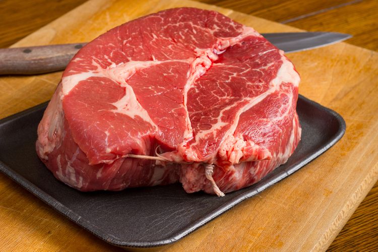 Ilustrasi daging sapi bagian paha depan atau chuck meat yang berlemak. 
