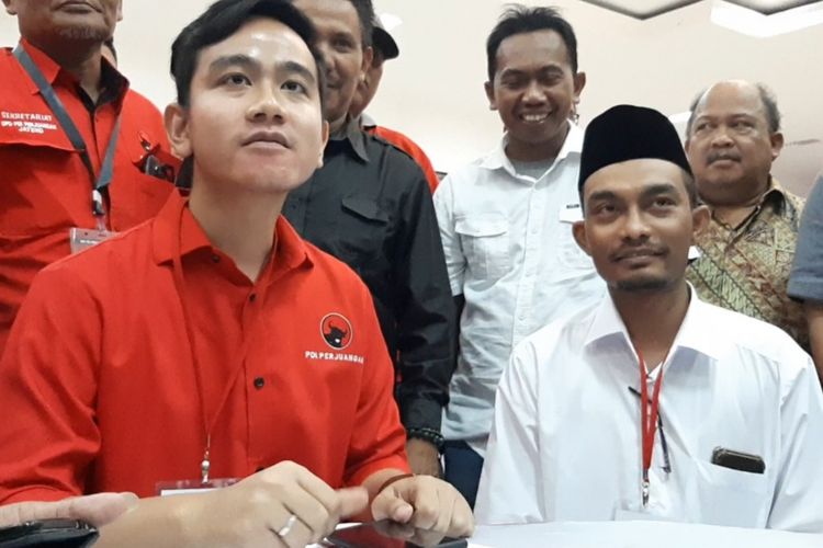 Gibran Rakabuming Raka duduk bersama bakal calon wakil wali kota Solo Razali Ismail Ubit sebelum mengikuti fit and proper test di Panti Marhaen Semarang, Sabtu (21/12/2019)