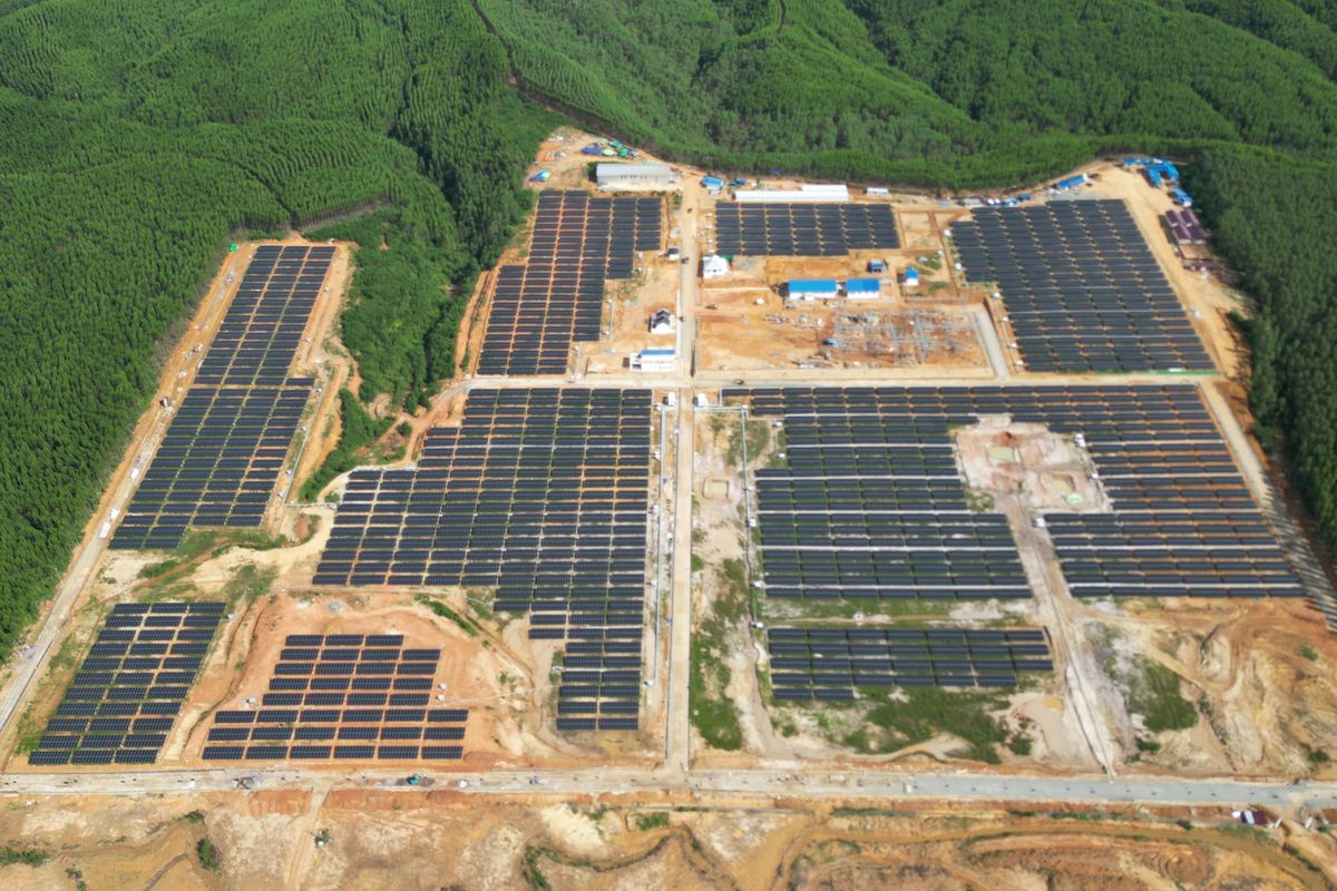 Foto aerial PLTS IKN di Kalimantan Timur. Sejak Februari 2023, PLTS ini telah mengalirkan listrik untuk kawasan IKN dengan kapasitas 10 megawatt. Jumlah tersebut akan bertambah hingga mencapai 50 megawatt pada akhir tahun 2024.