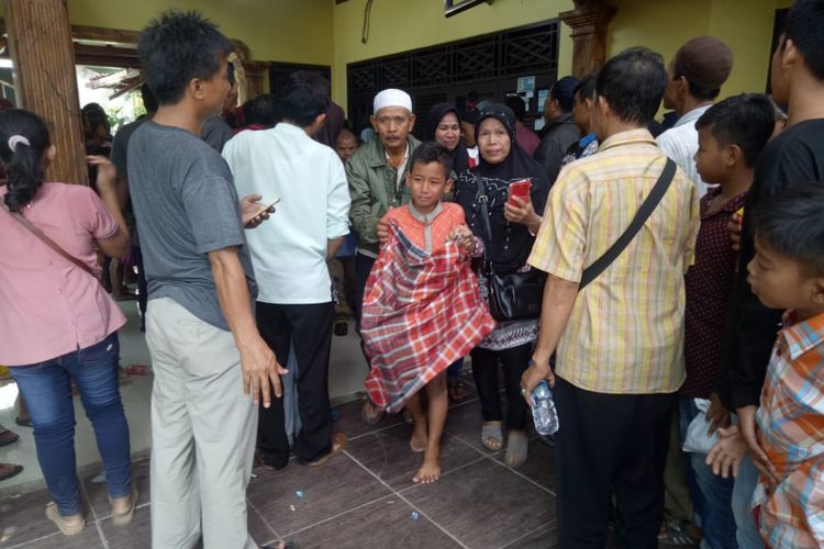 Klinik Haji Amung yang beralamat di Kampung Bulak Temu, Kelurahan Sukabudi, Kecamatan Sukawangi, Kabupaten Bekasi, Jawa Barat. Sudah puluhan tahun klinik ini melayani pasien khusus khitanan atau sunatan. Ratusan orang per hari datang ke klinik ini.