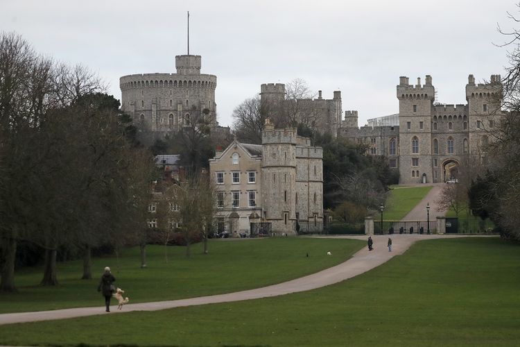 Pejalan kaki berjalan di Long Walk, depan Kastil Windsor, dekat Frogmore Cottage rumah Pangeran Harry dan Meghan (Duke and Ducess of Sussex) pada 10 Januari 2022.