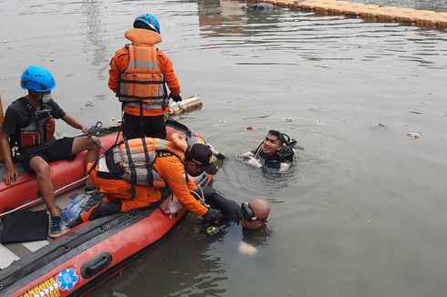 Pemuda Tenggelam di Kanal Banjir Barat Belum Ditemukan, Tim Penyelam Terkendala Sampah dan Lumpur