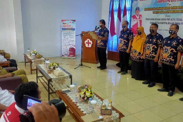 Di hadapan Wali Kota Tegal Dedy Yon, sejumlah penyintas Covid-19 membacakan deklarasi siap menjadi donor plasma konvalesen di Markas PMI Kota Tegal, Senin (15/2/2021)