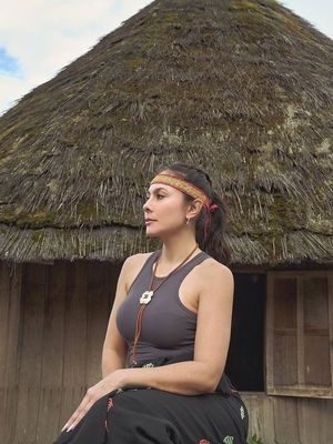 Wulan Guritno tampil elegan di NTT dengan kain Songke khas Manggarai, memadukan busana tradisional dan sentuhan mode modern.