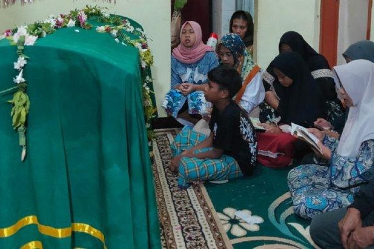 Jenazah Andi Setiawan, korban ke-133 dalan tragedi Kanjuruhan, disemayamkan di rumah duka di Jalan Kolonel Sugiono III C, Kelurahan Mergosono, Kecamatan Kedungkandang, Kota Malang, Jawa Timur. Andi meninggal pada Selasa (18/10/2022) usai 17 hari menjalani perawatan.