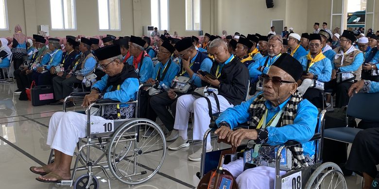 Jemaah haji saat tiba di Asrama Haji Indramayu menunggu prosesi pemeriksaan kesehatan, Selasa (21/4/2026)