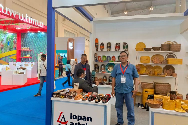Sunardi Wahip, Owner UD Lopan Art Shop pada acara Trade Expo Indonesia 2023 di ICE BSD pada Kamis (19/10/2023)