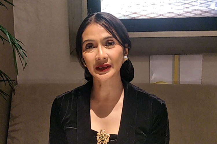 Pemeran film Losmen Bu Broto, aktris Maudy Koesnaedi setelah gala premiere di Empire XXI, Yogyakarta, Sabtu (13/11/2021).