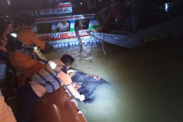 Tim Basarnas Palembang mengevakuasi salah satu jenazah korban kecelakaan speedboat di kawasan pembangunan jembatan Musi IV Palembang. Kamis malam (31/5/2018)