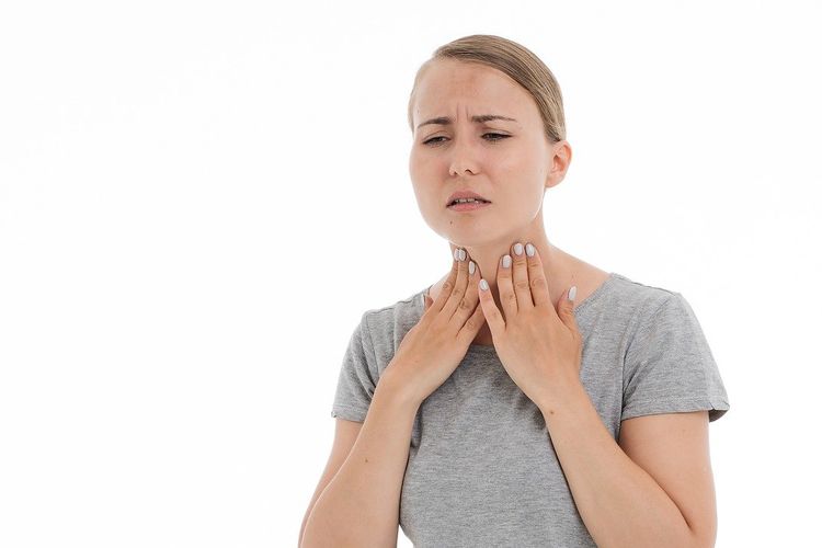 Tenggorokan gatal bisa disebabkan oleh berbagai kondisi, termasuk alergi, dehidrasi, dan infeksi.
