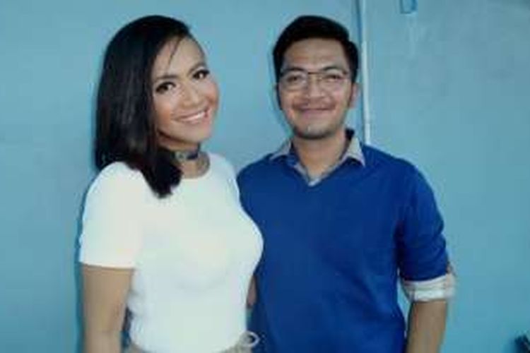 Ihsan Tarore dan Denada usai menjadi bintang tamu dalam program bincang-bincang di studio Trans TV, Jakarta Selatan, Kamis (1/9/2016).