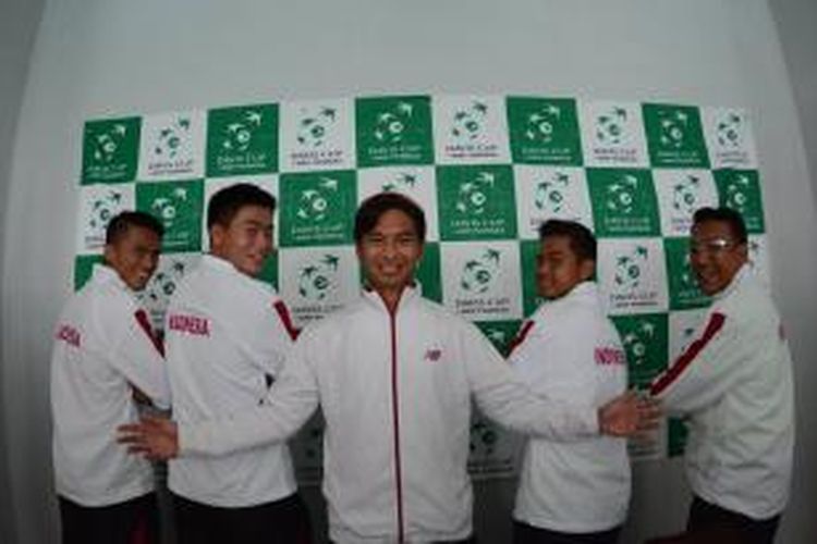 Petenis Indonesia, Christopher Rungkat (tengah), berpose bersama tim Piala Davis Indonsia saat undian di Palembang, Kamis (5/3/2015).