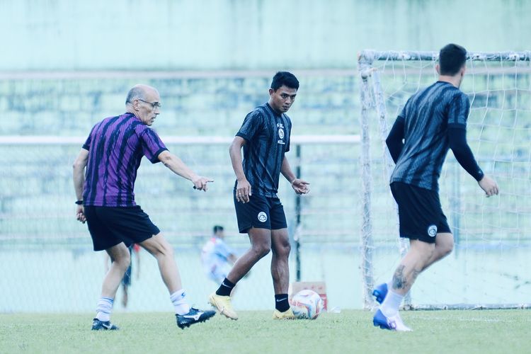 Pelatih Arema FC Fernando Valente saat latihan bersama tim.