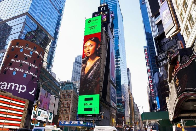Wajah penyanyi Marion Jola muncul di billboard Times Square New York.