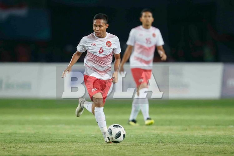 Gelandang tim nasional U-23 Indonesia, Evan Dimas, beraksi pada pertandingan lanjutan Grup A sepak bola Asian Games 2018 kontra Laos, di Stadion Patriot, Jumat (17/8/2018).