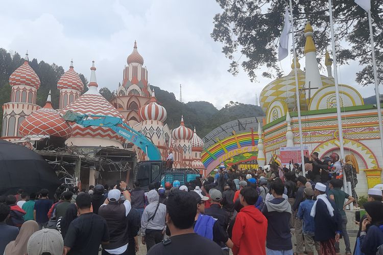 Ratusan warga menyerbu dan merangsek masuk ke dalam area wisata rekreasi Hibisc Fantasy Puncak Bogor, Jawa Barat, Jumat (7/3/2025). Warga yang berhasil masuk langsung menghancurkan bangunan wisata yang dikelola Badan Usaha Milik Daerah (BUMD) PT Jaswita Jabar.
