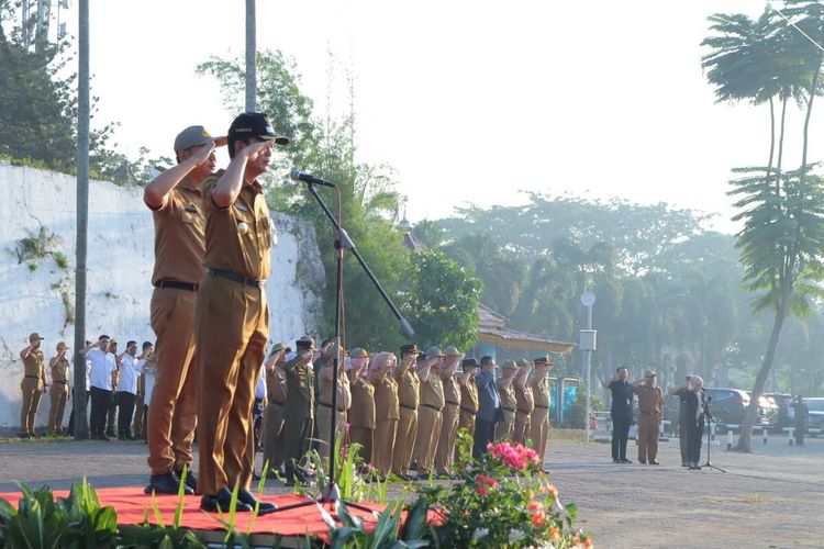 Walikota Palembang Harnojoyo saat memimpin apel pagi di pelataran Benteng Kuto Besak (BKB), Senin (7/8/2023),