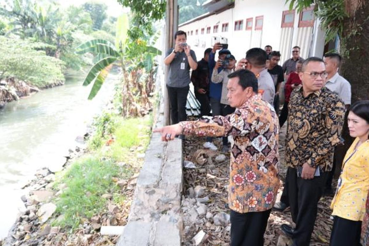 Bupati Tangerang Mochamad Maesyal Rasyid kembali meninjau langsung progres pembongkaran bangunan liar dan normalisasi Kali Cirarab yang berada di wilayah Kecamatan Sepatan dan Pasar Kemis, Selasa (21/4/2026)