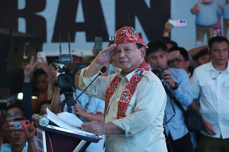 Capres nomor urut dua, Prabowo Subianto dalam acara Konsolidasi Relawan Prabowo-Gibran Provinsi Bengkulu di Balai Buntar, Bengkulu, Kamis (11/1/2024).