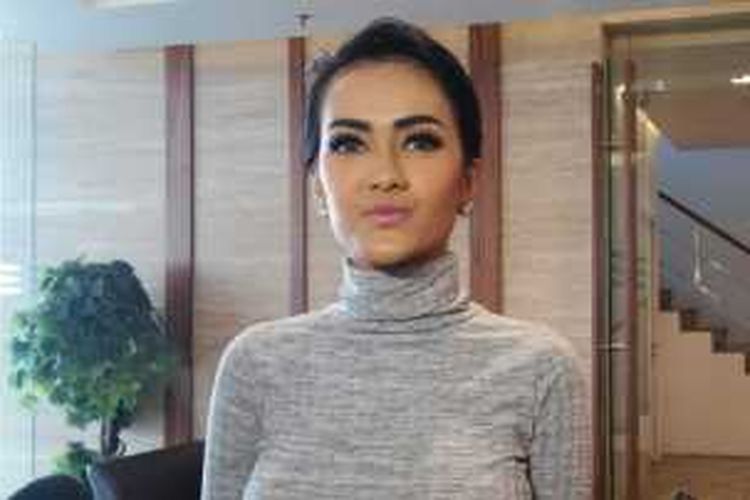 Julia Perez usai mengisi acara sebuah program televisi di kawasan Kebon Jeruk, Jakarta Barat, Kamis (21/1/2016) sore.