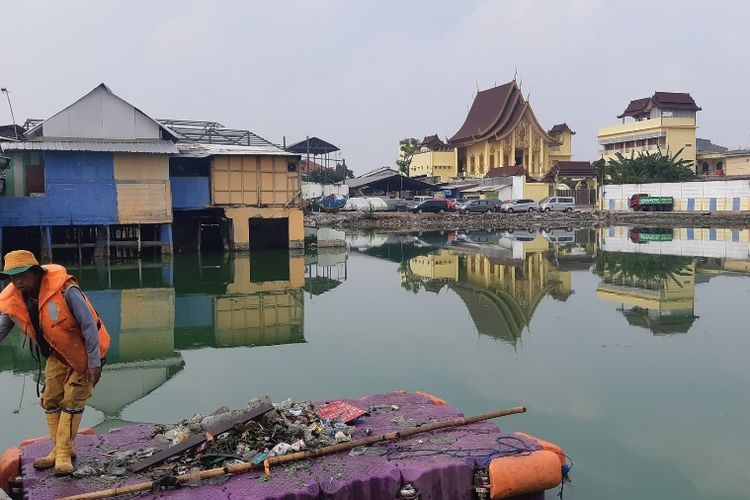 Suasana lahan kuburan yang saat ini terendam air di Kampung Apung RT015/RW001, Kelurahan Kapuk, Kecamatan Cengkareng, Jakarta Barat, Kamis (17/10/2019).