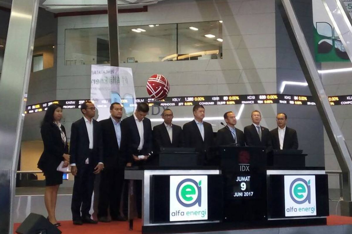 PT Alfa Energi Investama Tbk menjadi emiten yang ke 10 yang melantai di Bursa Efek Indonesia (BEI) atau Initial Public Offering (IPO) pada tahun 2017 ini di Gedung BEI, Jakarta, Jumat (9/6/2017).