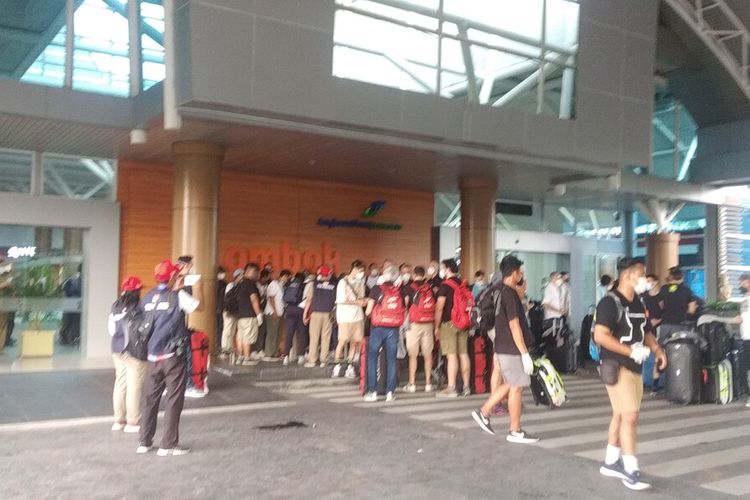 Kondisi di Bandara Internasional Lombok saat kedatangan para pembalap